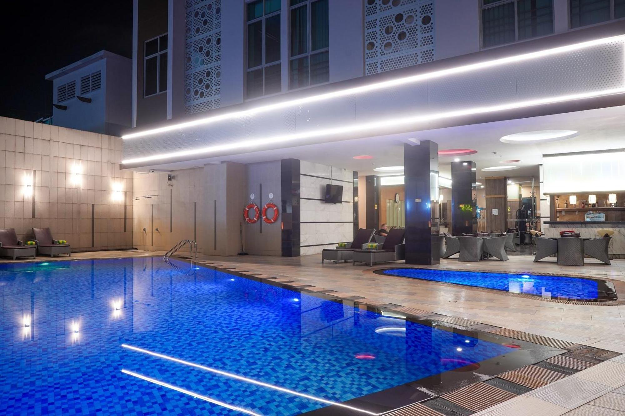 Nagoya Hill Hotel Batam Екстер'єр фото