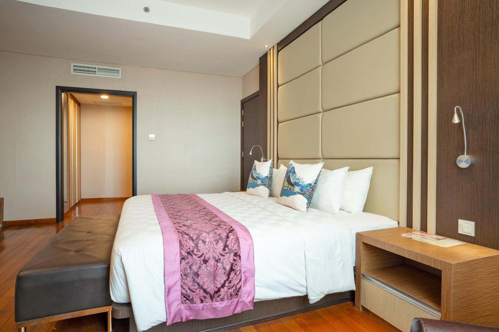 Nagoya Hill Hotel Batam Екстер'єр фото