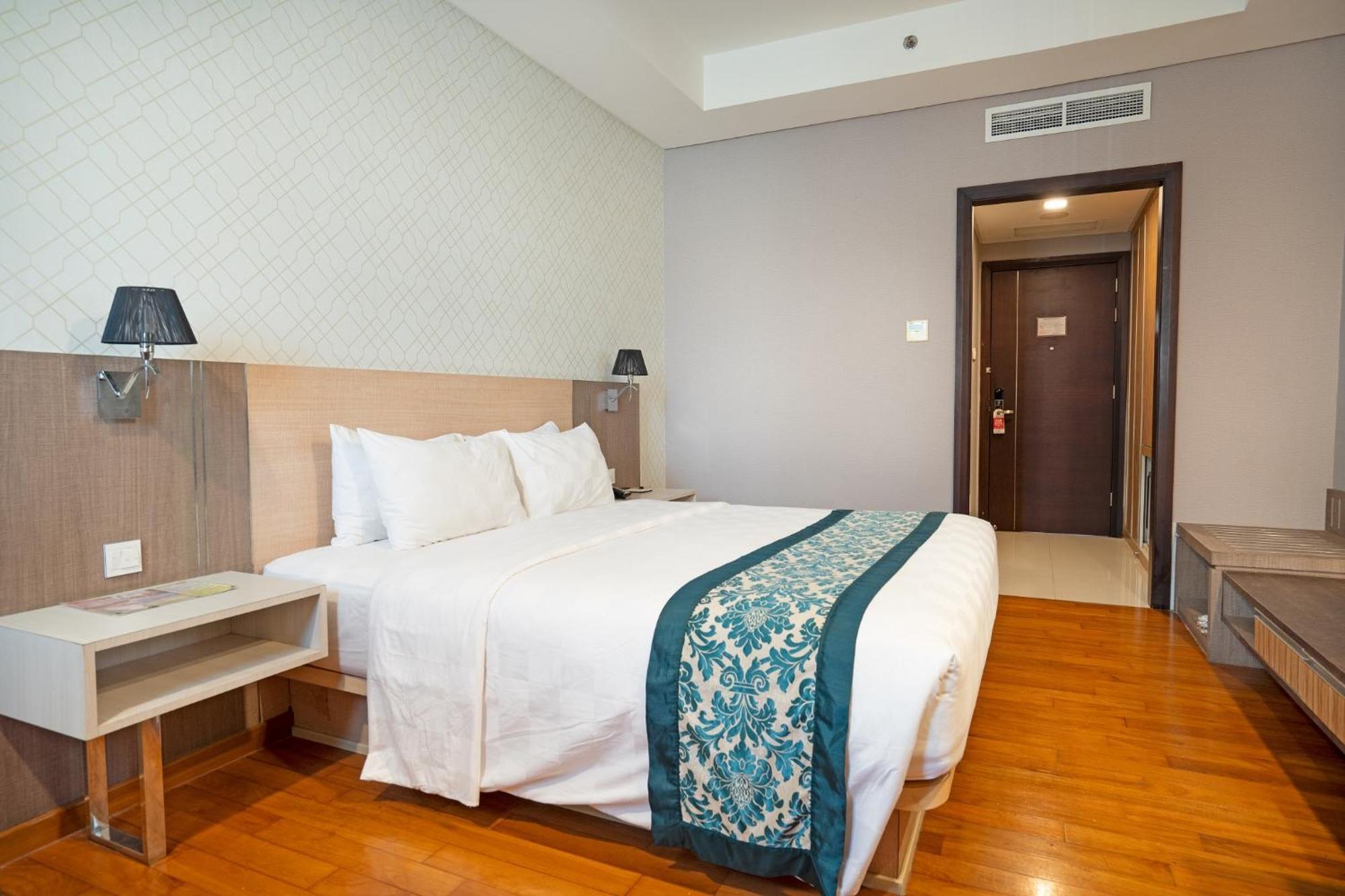 Nagoya Hill Hotel Batam Екстер'єр фото